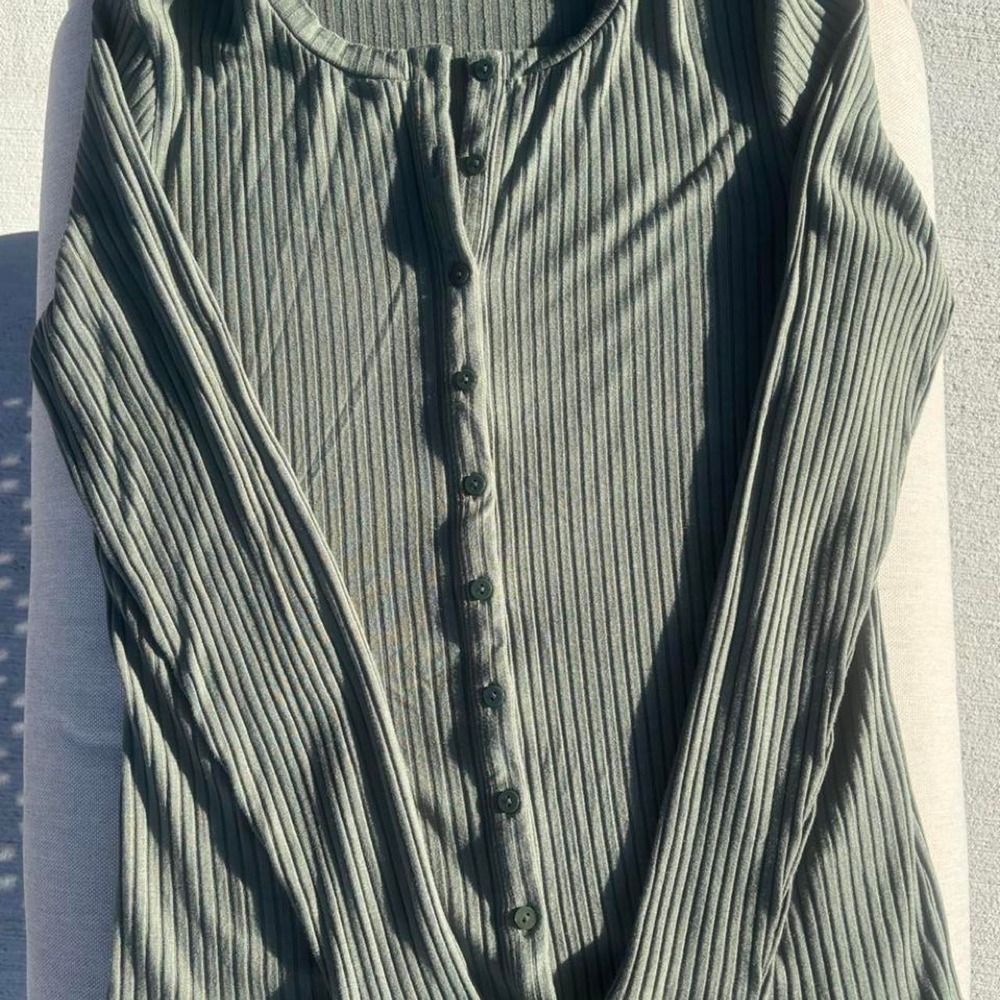Abercrombie ribbed button front top